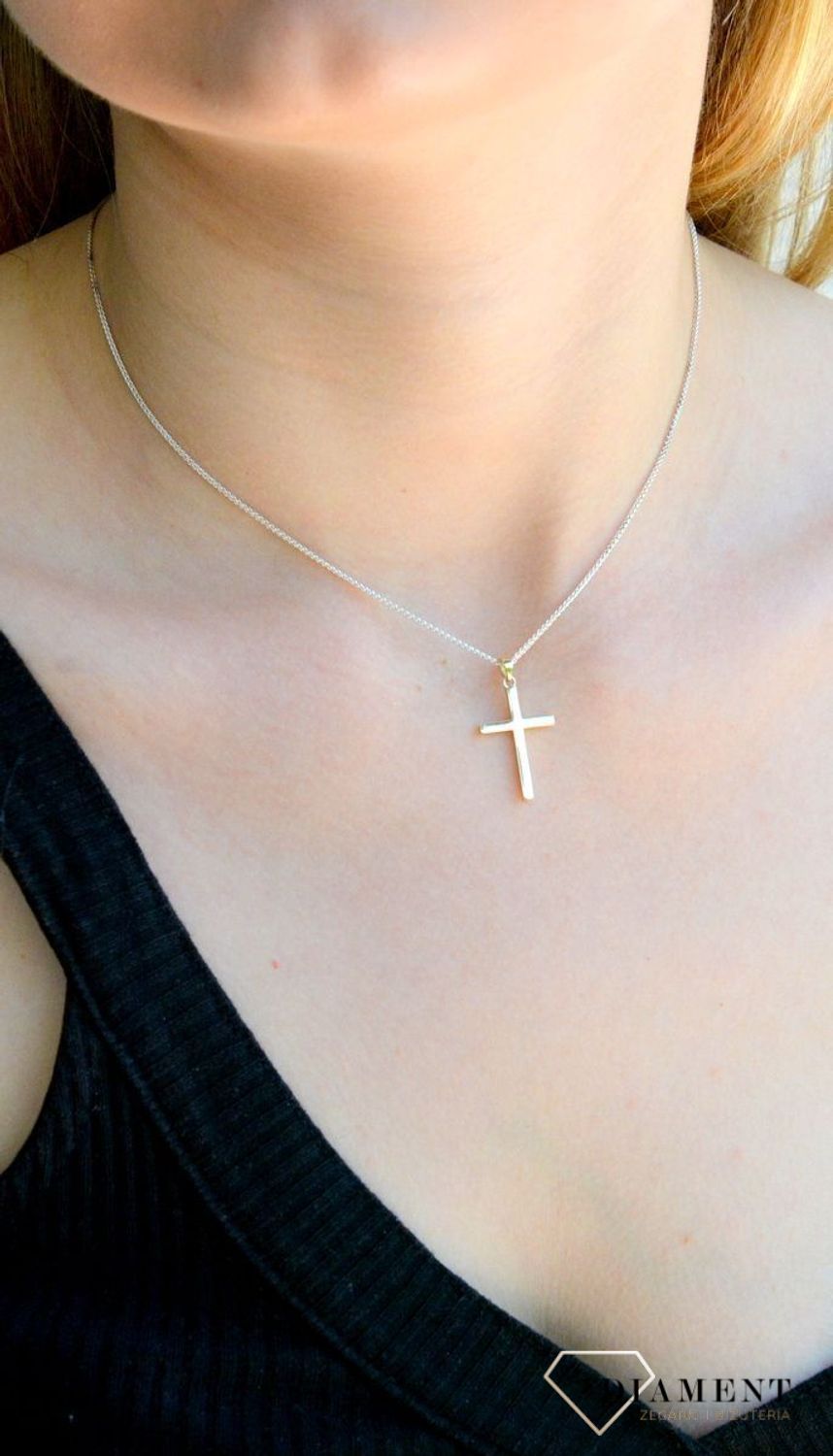 Srebrny łańcuszek 925 drobna pancerka 0,7mm DIA-LAN-6000-925 0,7mm. . Łańcuszek typu pancerka to jeden z najmodniejszych wzorów męskich wszech czasów, choć mimo upływu lat, nadal chętnie noszony przez mężczyzn jak i kobiety (1).jpg